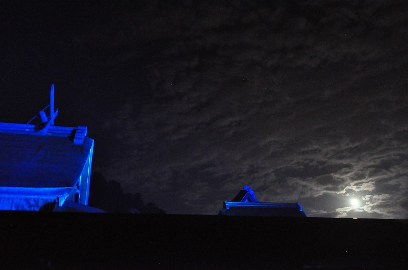 「しまね海ごみゼロの日」出雲大社の御本殿・八足門ブルーライトアップのアイキャッチ画像